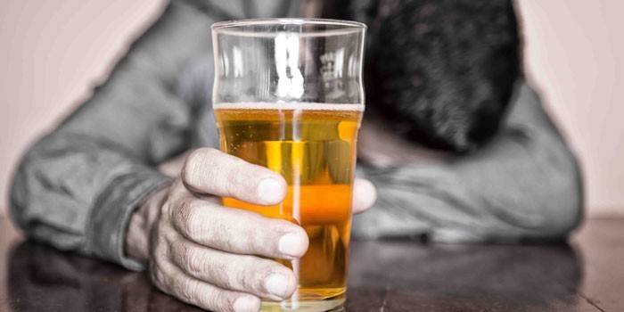 Uomo con un bicchiere di birra