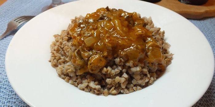 Mingau de trigo sarraceno com carne em molho