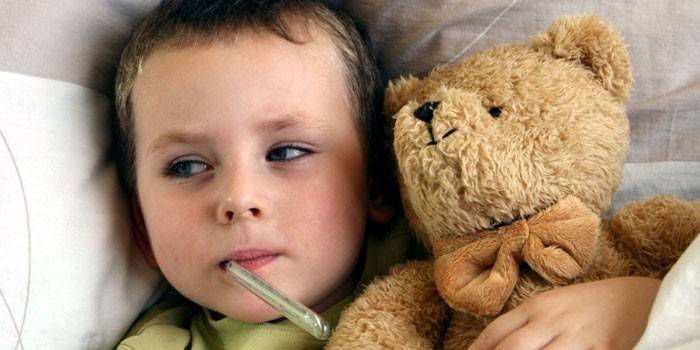 Junge mit einem Thermometer im Mund