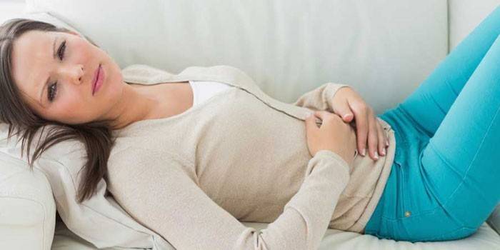 Femme est allongée sur le canapé