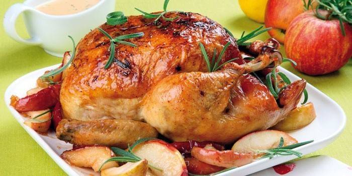 Carcaça de frango assada com maçãs antes de servir