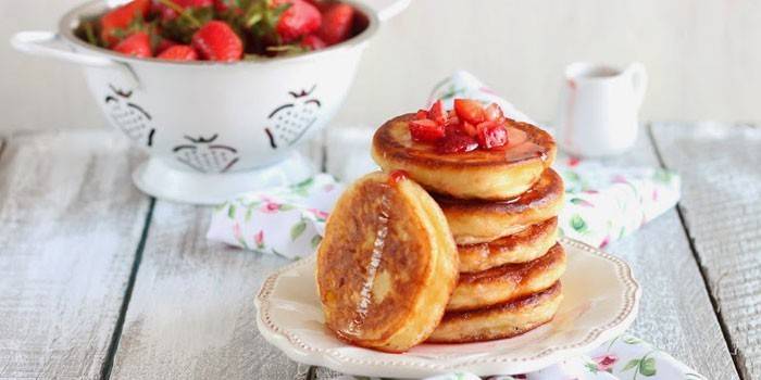 Gebratene Hefepfannkuchen mit Erdbeermarmelade