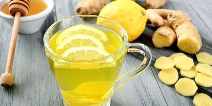 Zencefil, bal ve limonla bir fincan iç