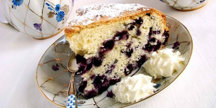 Ein Stück Blaubeerschwammkuchen