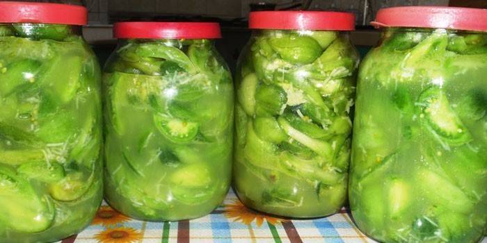 Pots de tomates vertes