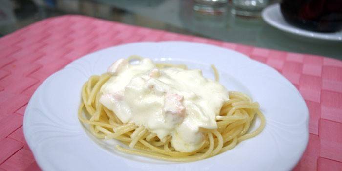 Spaghetti với sốt kem