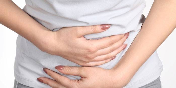 Cô gái giữ tay trên bụng