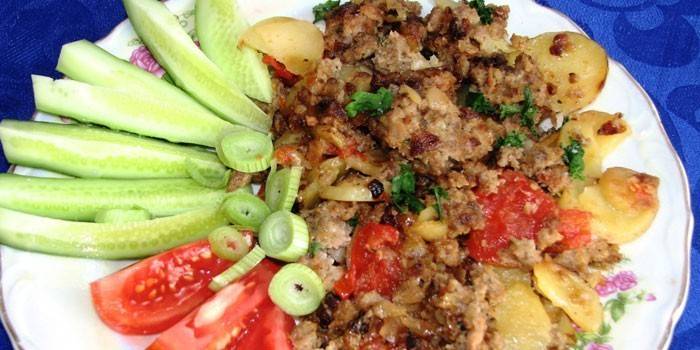 Papas con carne picada y vegetales frescos.