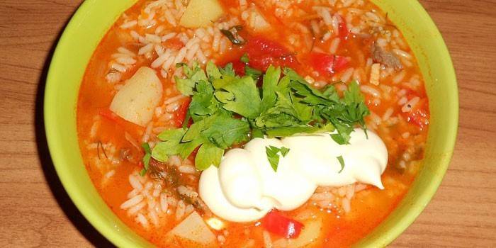 Variação de kharcho com arroz e batatas