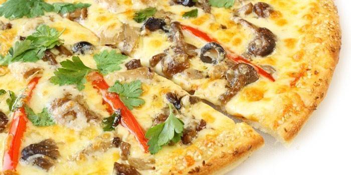 Pizza mit Oliven, Paprika und eingelegten Pilzen