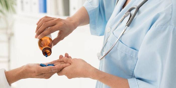 Sanitäter gibt einem Patienten Pillen