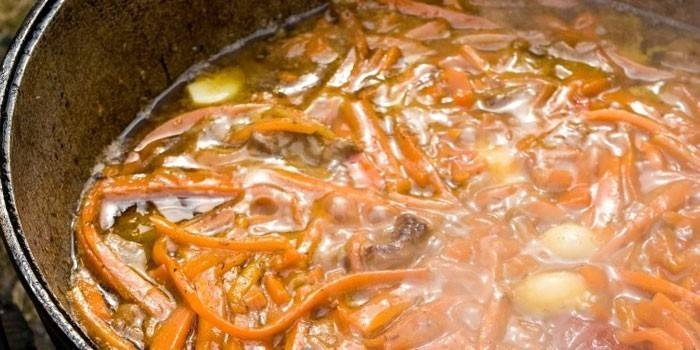 Assado cozinha em um caldeirão