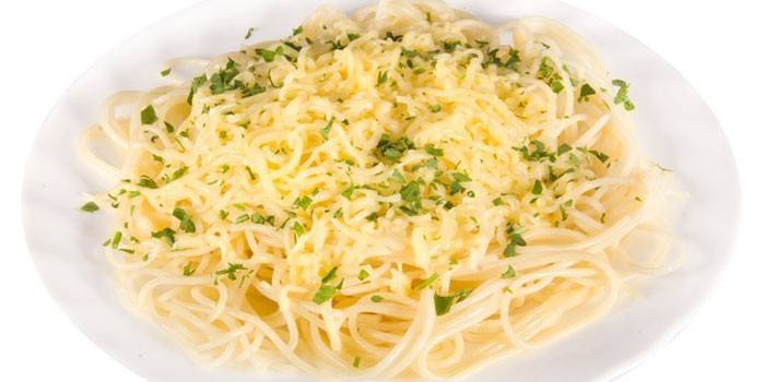 Spageti ar rīvētu sieru