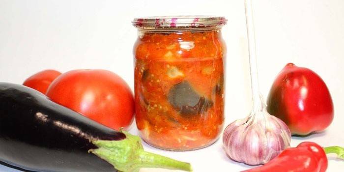 Pot avec lecho et légumes pour sa préparation