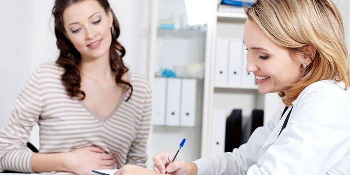 Garota na consulta do médico