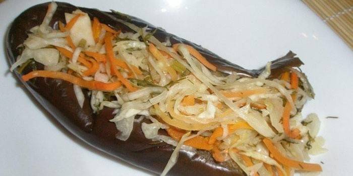 Pildīts baklažāns ar dārzeņiem šķīvī
