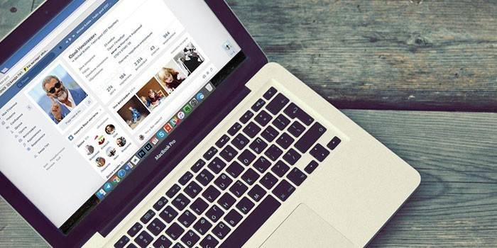 Laptop com uma aplicação aberta Vkontakte