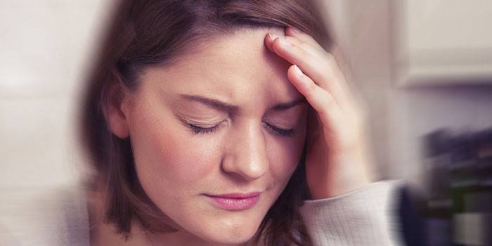 La ragazza ha mal di testa
