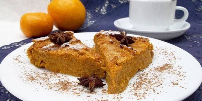 Due fette di casseruola di carote con cannella e anice