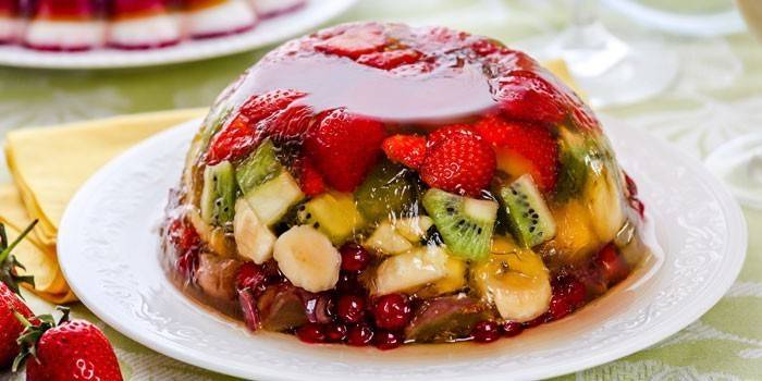 Gelée avec des morceaux de baies et de fruits