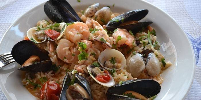 Risotto prêt aux fruits de mer sur une assiette