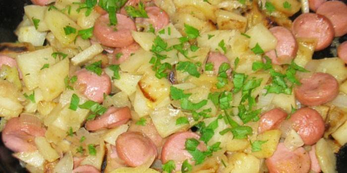 Salchichas fritas con papas