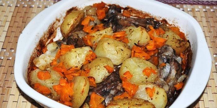 Batatas assadas com carne e cenoura