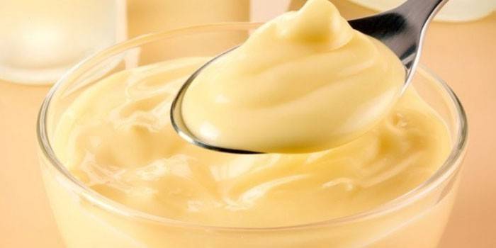 Creme em uma colher e tigela