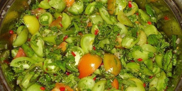 Bir tavada yeşil domates salatası