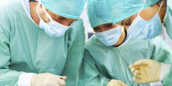 Medicii efectuează o operație
