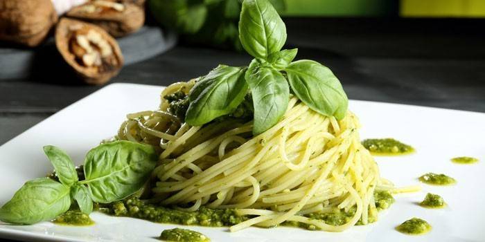 Spaghetti với pesto