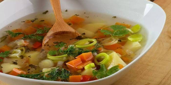Gemüsesuppe mit Avocado in einer Platte