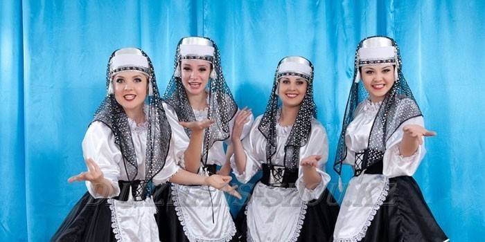 Filles en costumes nationaux juifs
