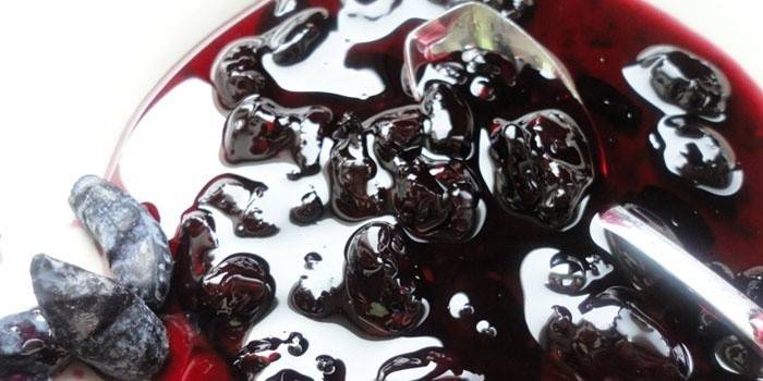 Geißblattmarmelade in einer Platte