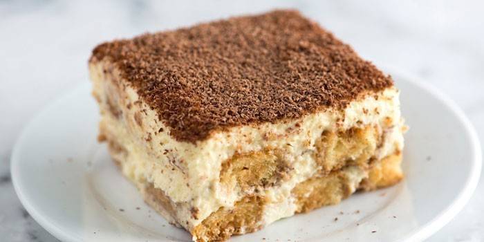 Stück Savoyardi-Plätzchenkuchen