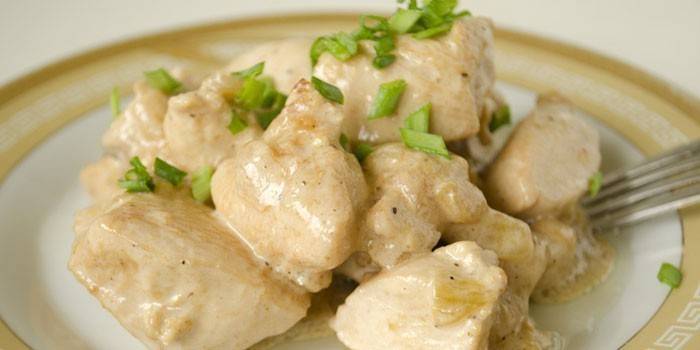 Skivet kyllingefilet i en cremet sauce