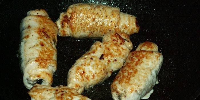 Frango frito rola em uma panela