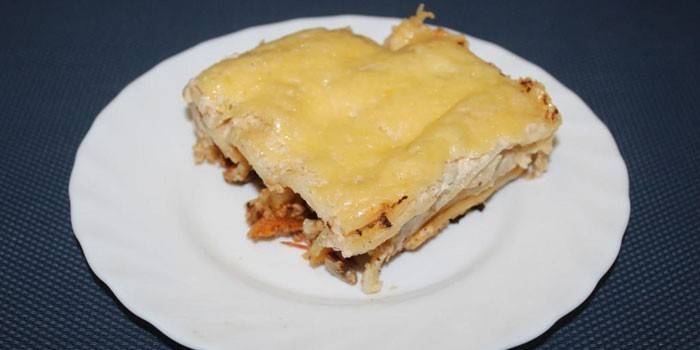 Bereite Cannelloni unter Käse auf einer Platte