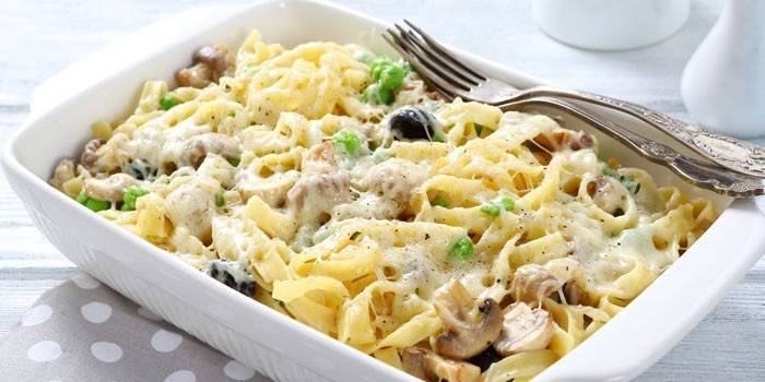 Formteigwaren mit Pilzen, Fleisch und Käse
