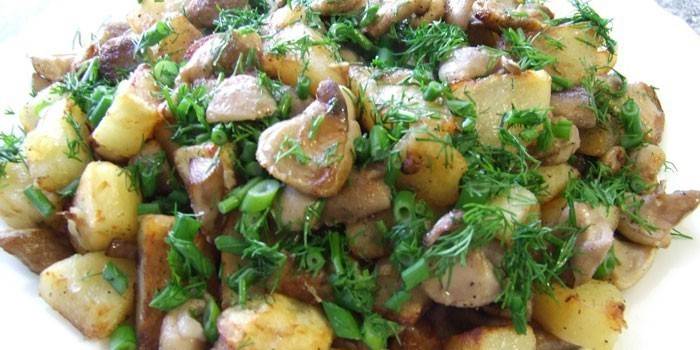 Batatas fritas com cogumelos em um prato