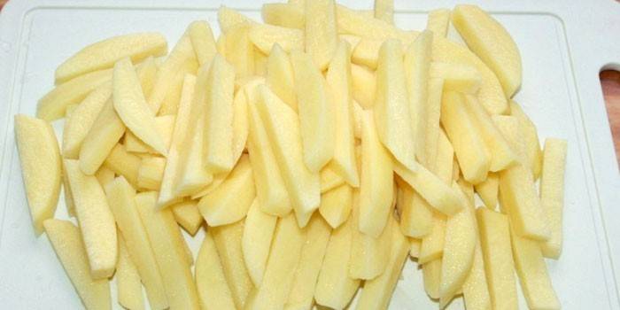Geschnittene Kartoffeln auf einem Schneidebrett