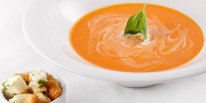 Sopa de creme de abóbora com legumes