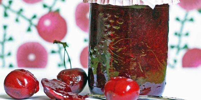 Gelatina de cereza en un frasco