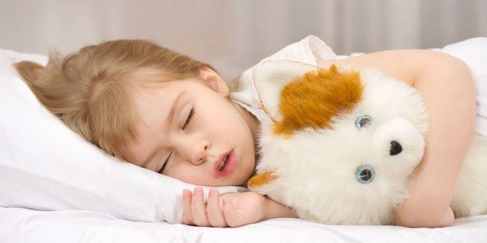 Mädchen im Bett schlafen
