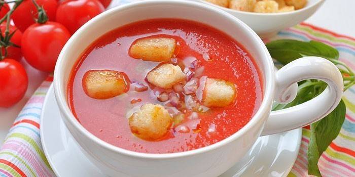 Espanjan gazpacho kupissa