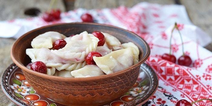 Bolinhos de massa cozidos com cerejas em um prato