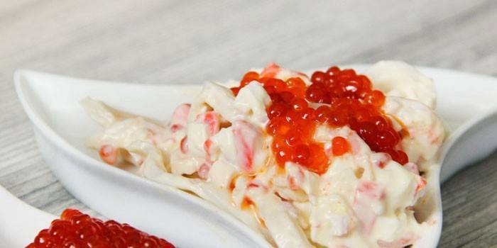 Ensalada de Neptuno con palitos de cangrejo, mayonesa y caviar rojo