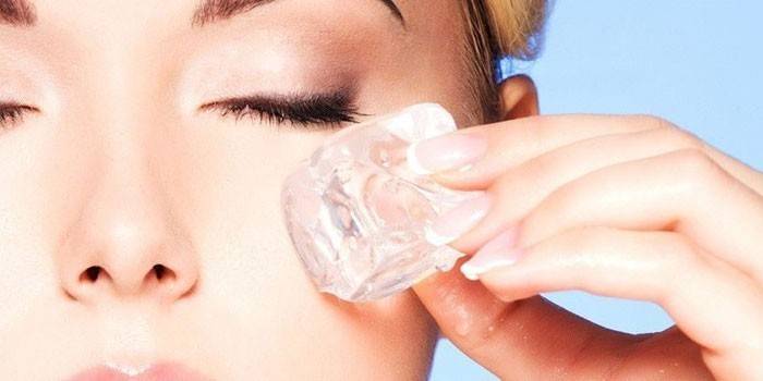 Masaje de ojos con cubitos de hielo