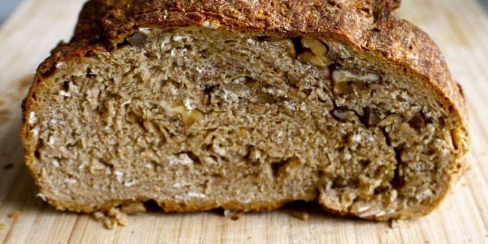 Bánh mì cắt nhỏ với quả óc chó