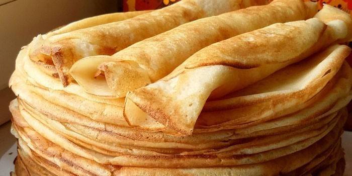 كومة من الفطائر رقيقة المقلية